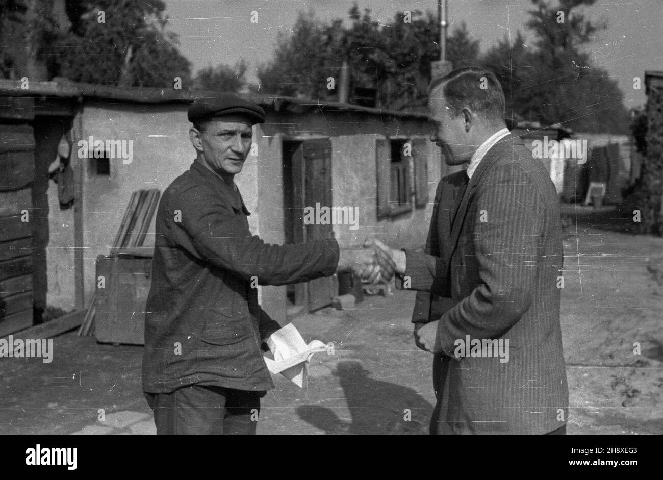 Polska, 1946. Przydzia³ lokalu kwaterunkowego. W ie prowizoryczny dom. msa PAP/Stanis³aw D¹browiecki Dok³adny miesi¹c i dzieñ wydarzenia nieustalone. Polen, 1946. Zuteilung einer gemeinderatswohnung. Im Hintergrund ein provisorisch behelfsmäßiges Haus. msa PAP/Stanislaw Dabrowiecki Stockfoto