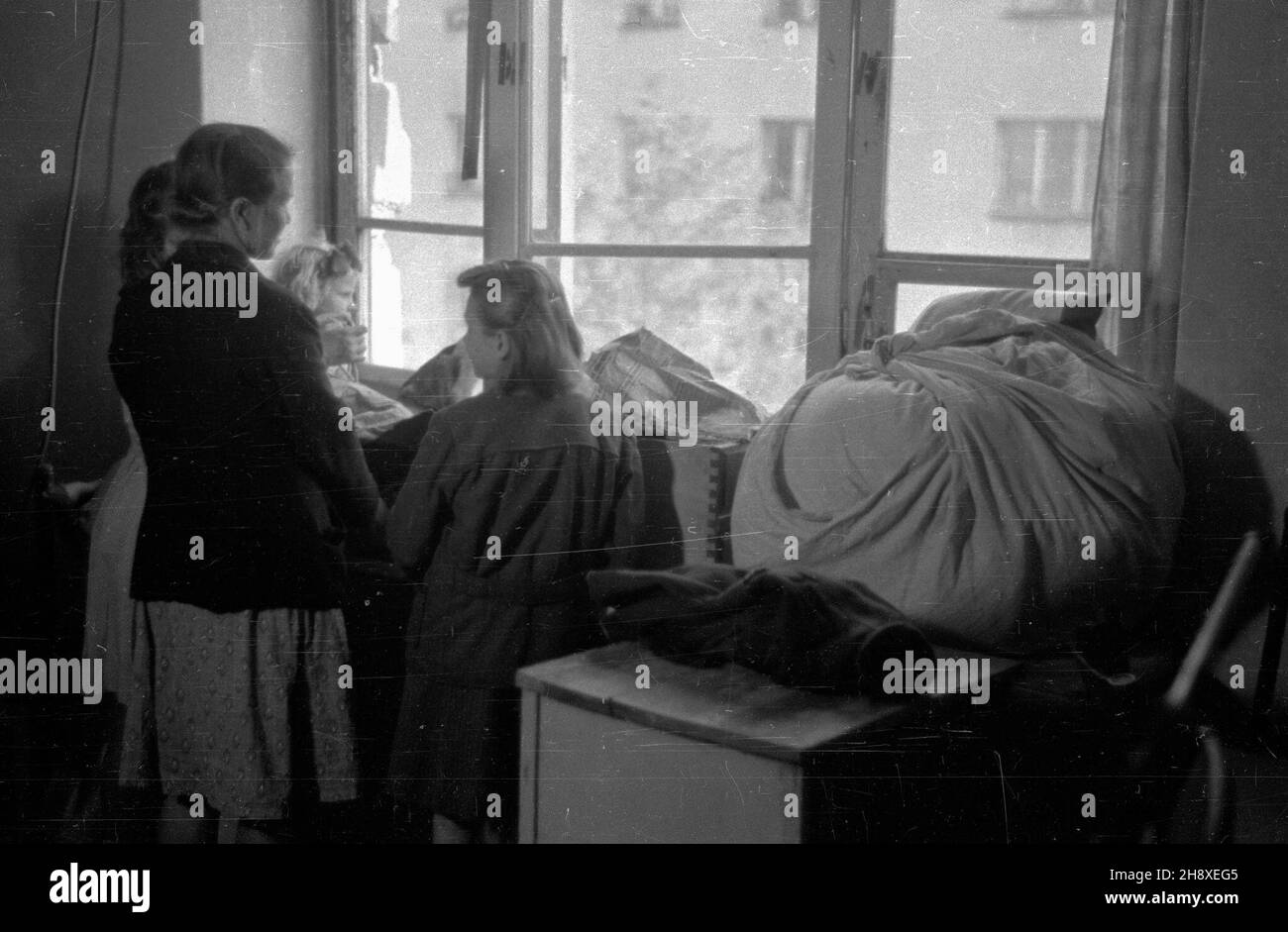 Polska, 1946. Rodzina w nowym mieszkaniu. msa PAP/Stanis³aw D¹browiecki Dok³adny miesi¹c i dzieñ wydarzenia nieustalone. Polen, 1946. Eine Familie in einer neuen Wohnung. msa PAP/Stanislaw Dabrowiecki Stockfoto