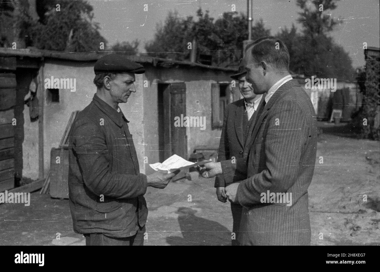 Polska, 1946. Przydzia³ lokalu kwaterunkowego. W ie prowizoryczny dom. msa PAP/Stanis³aw D¹browiecki Dok³adny miesi¹c i dzieñ wydarzenia nieustalone. Polen, 1946. Zuteilung einer gemeinderatswohnung. Im Hintergrund ein provisorisch behelfsmäßiges Haus. msa PAP/Stanislaw Dabrowiecki Stockfoto