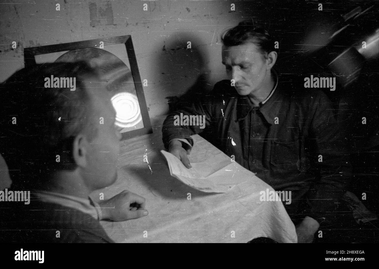 Polska, 1946. W prowizorycznym domu gospodarz dostaje od urzêdnika dokument przydzia³u lokalu kwaterunkowego. msa PAP/Stanis³aw D¹browiecki Dok³adny miesi¹c i dzieñ wydarzenia nieustalone. Polen, 1946. Ein Bewohner eines behelfsmäßigen Hauses erhält ein planzuteilungsdokument des rates. msa PAP/Stanislaw Dabrowiecki Stockfoto