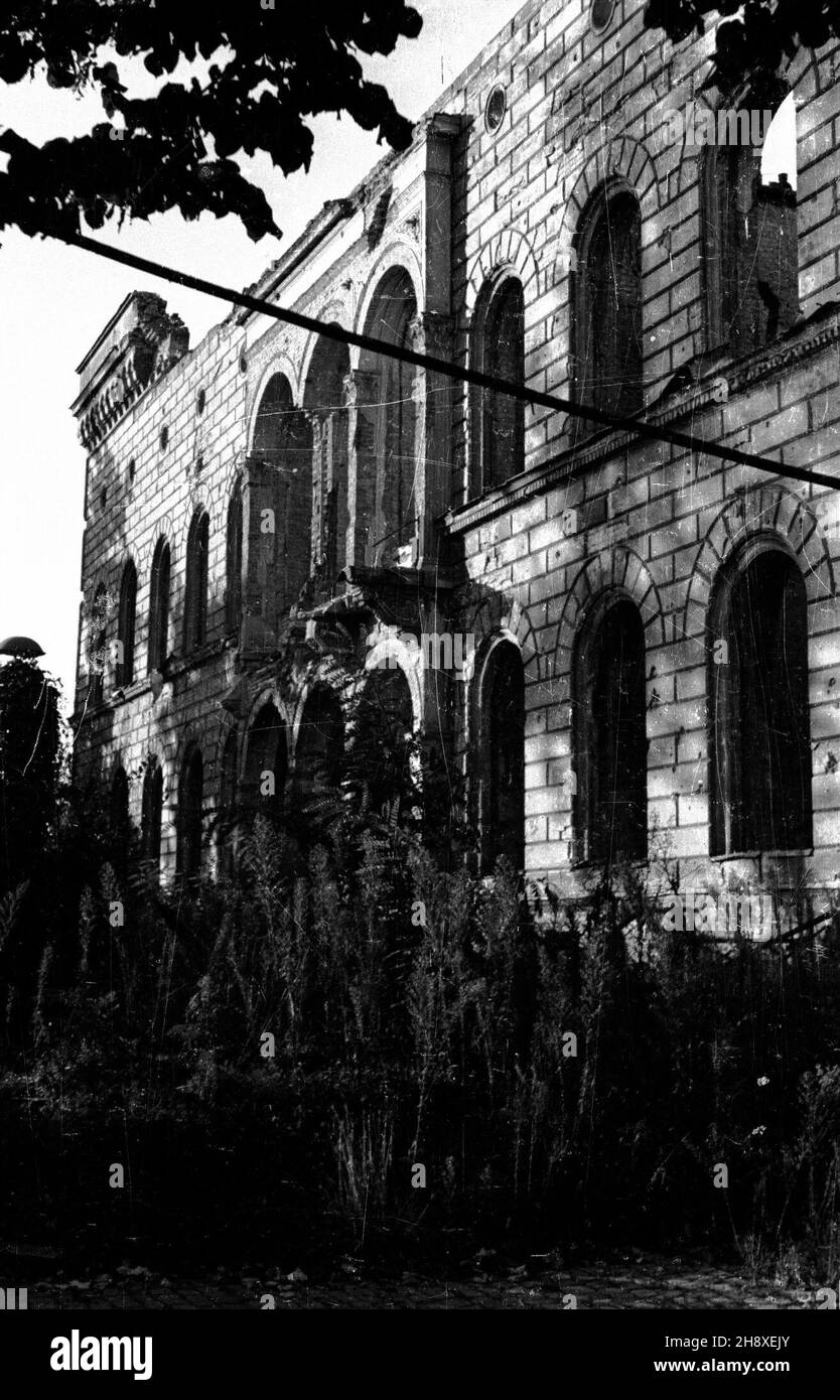 Wroc³aw, 1946. Ulica Œwidnicka. Fragment budynku Generalnej Komendantury (Generalkommando) wzniesionej wg projectu Friedricha Augusta Stülera w 1846 r. ze œladami zniszczeñ wojennych. bk PAP Dok³adny miesi¹c i dzieñ wydarzenia nieustalone. Breslau, 1946. Swidnicka Street. Ein Teil des Gebäudes, in dem sich das Generalkommando befindet, das von Friedrich August Stüler entworfen und 1846 mit Kugelmarkierungen errichtet wurde. bk PAP Stockfoto
