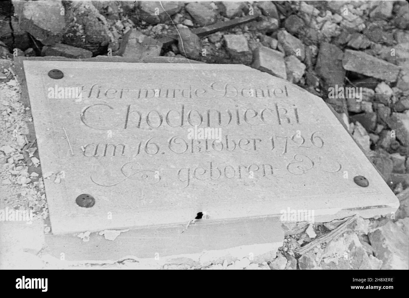Gdañsk, 1946. Tablica upamiêtniajaca miejsce urodzenia Daniela Chodowieckiego, polsko-niemieckiego malarza i rytownika, ur. 16.10.1726 r. w Gdañsku, a zmar³ego 7.02.1801 r. w Berlinie. uu PAP Dok³adny miesi¹c i dzieñ wydarzenia nieustalone. Danzig, 1946. Eine Gedenktafel an den Geburtsort des polnisch-deutschen Malers und Grafikers Daniel Chodowiecki, der am 16. Oktober 1726 in Danzig geboren wurde und am 7. Februar 1801 in Berlin starb. uu PAP Stockfoto
