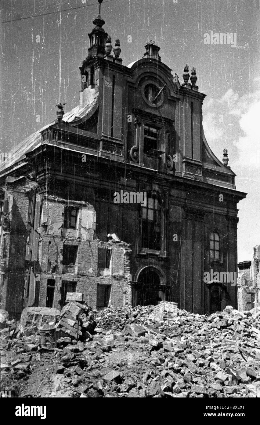 Wroc³aw, 1946. Barokowy koœció³ Imienia Jezus wzniesiony przez zakon Jezuitów w latach1689-1698. Koœció³ mieœci siê przy placu Uniwersyteckim 1. W czasie oblê¿enia Festung Breslau na pocz¹tku 1945 r. uleg³ niewielkim zniszczeniom. NZ. widok od wschodu. uu PAP Dok³adny miesi¹c i dzieñ wydarzenia nieustalone. Breslau, 1946. Barocke Kirche mit dem Namen Jesus, erbaut vom Jesuitenorden in den Jahren 1689-1698. Die Kirche befindet sich auf dem Uniwersytecki-Platz 1. Leicht beschädigt bei der Belagerung der Festung Breslau Anfang 1945. Bild: Ein Blick aus dem Osten. uu PAP Stockfoto