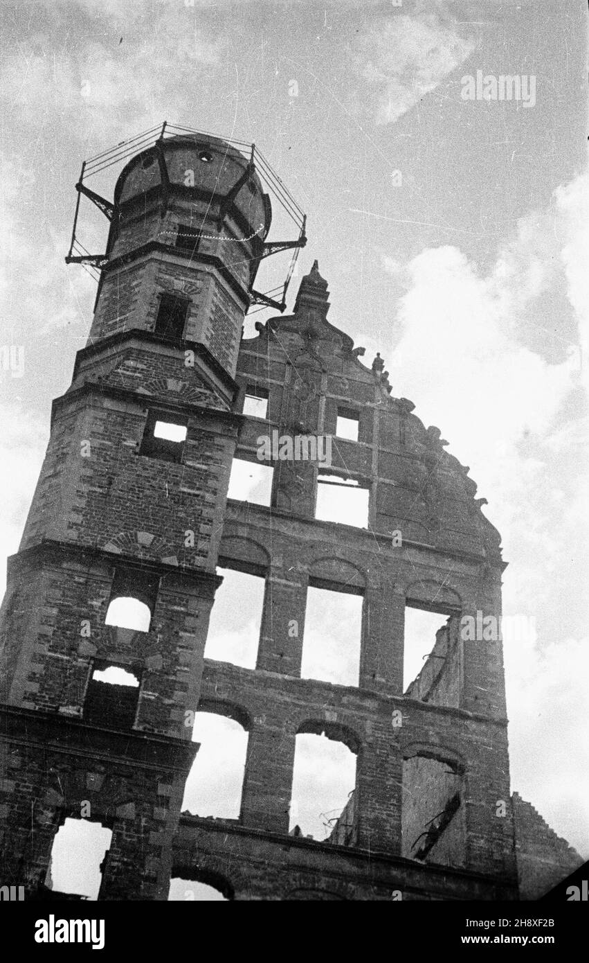 Gdañsk, 1946. Dom Przyrodników z koñca XVI W. wchodz¹cy w sk³ad zabudowañ zespo³u Bramy Mariackiej. NZ. widok wypalonego budynku od strony ¯urawia. uu PAP Dok³adny miesi¹c i dzieñ wydarzenia nieustalone. Danzig, 1946. Dom Przyrodnikow (Naturforscherhaus) wurde Ende des 16th. Jahrhunderts als Teil des Mariacka-Torkomplexes errichtet. Bild: Das verbrannte Gebäude aus der Richtung Zuraws. uu PAP Stockfoto