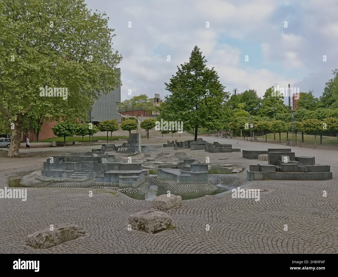 Wasserspielplatz vor dem Museum Ludwig in Köln an einem frühen Frühlingsmorgen. Stockfoto