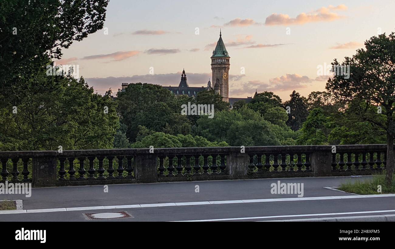 Fernansicht des Plateau Bourbon oder Fort Bourbon in Luxemburg bei Sonnenuntergang gegen einen bewölkten Himmel Stockfoto