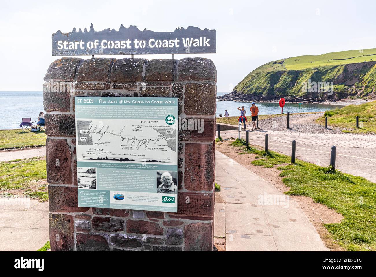 Das Schild markiert den Beginn des „Coast to Coast Walk“ von Alfred Wainwright in St. Bees, Cumbria, UK Stockfoto