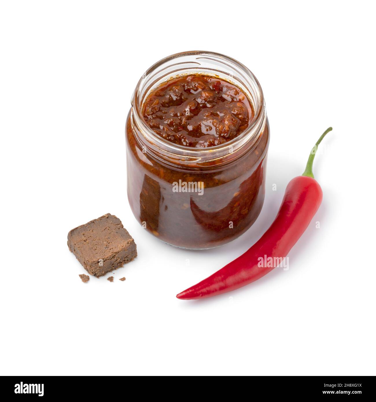 Glas mit einer Variation von Sambal, Chili-Sauce, mit Garnelenpaste isoliert auf weißem Hintergrund Stockfoto