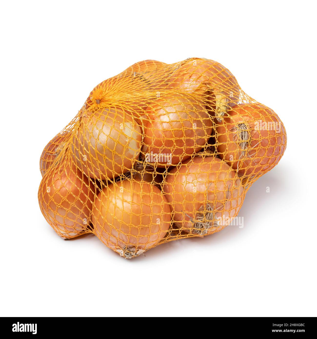 Paket mit frischen rohen braunen Zwiebeln in einem Netz isoliert auf weißem Hintergrund Stockfoto