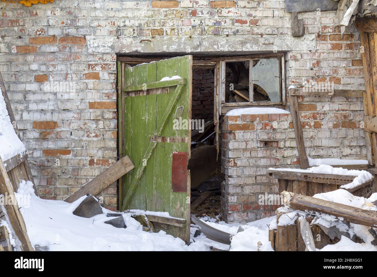 Notausgang einer alten verlassenen Fabrik. Stockfoto