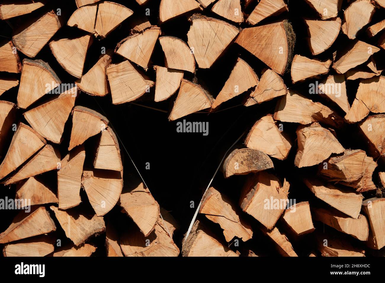 Braun unebene Stücke Brennholz, füllen das Bild, Deutschland. Stockfoto