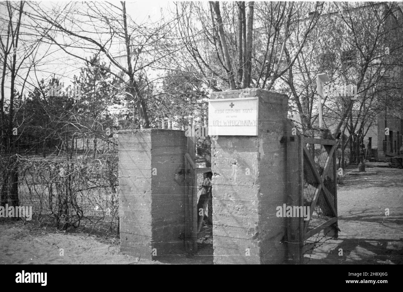 Polska, 1946. Dom Wypoczynkowy Oddzia³u Warszawskiego Polskiego Czerwonego Krzy¿a. ps/ms PAP/Stanis³aw D¹browiecki Polen, 1946. Ferienzentrum des polnischen Roten Kreuzes in Warschau. ps/pp PAP/Stanislaw Dabrowiecki Stockfoto