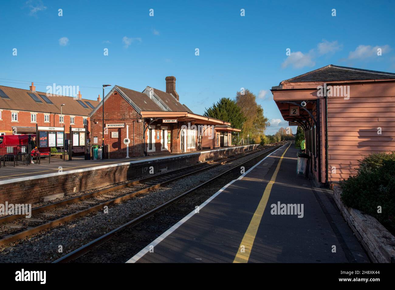 Crediton, Devon, England, Großbritannien. 2021. Crediton Station auf der Great Western Dartmoor Linie. Stockfoto