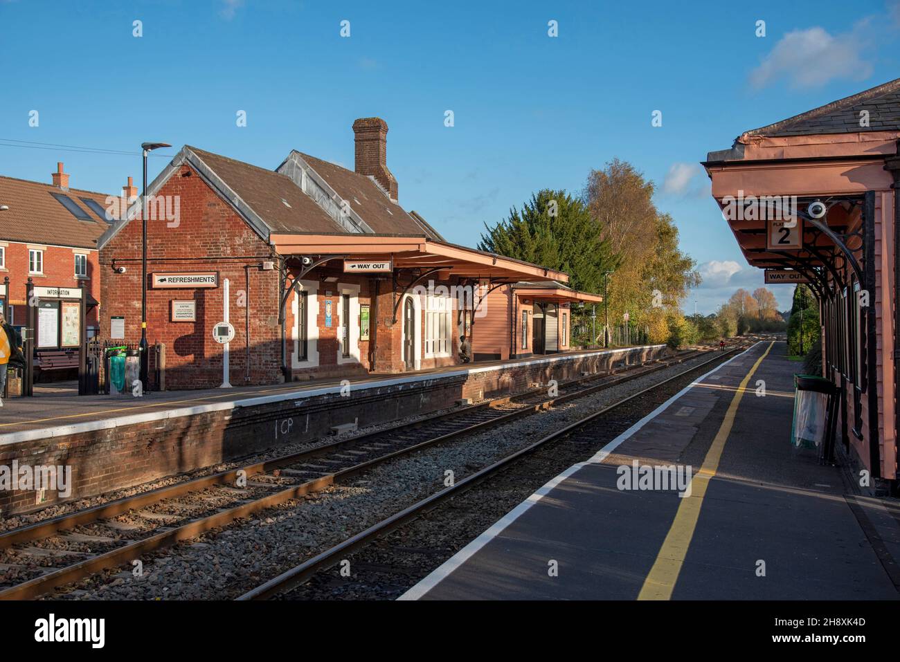 Crediton, Devon, England, Großbritannien. 2021. Crediton Station auf der Great Western Dartmoor Linie. Stockfoto
