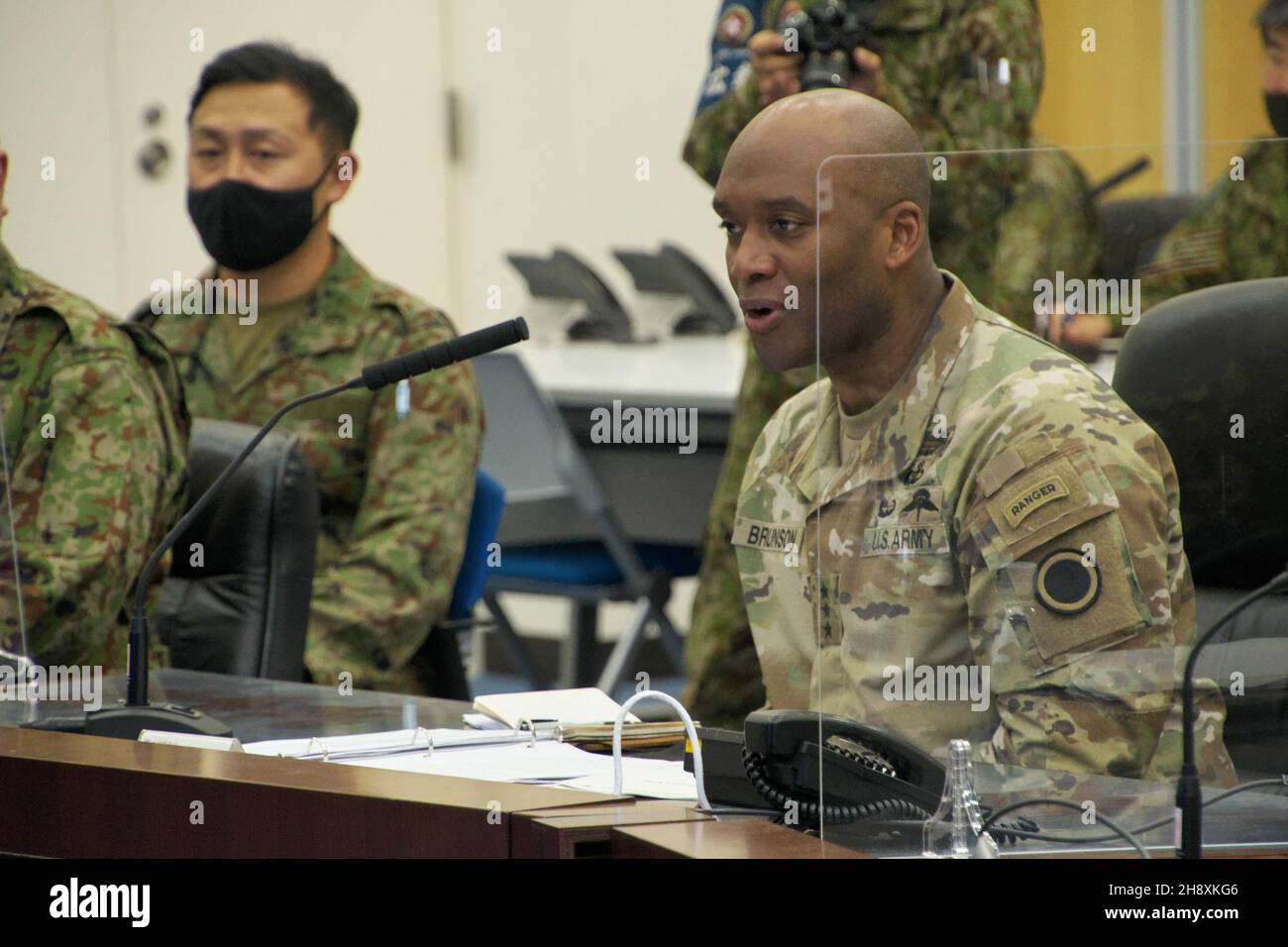 Zama, Japan. 02nd Dez 2021. Der Kommandant des US-Armeekorps, LT. General Xavier T Brunson, hält die Bemerkungen während der Eröffnungszeremonie der bilateralen und gemeinsamen Kommandoübung "Yama Sakura 81" im Lager Zama in der Präfektur Kanagawa, Japan, am 2. Dezember 2021. LT. General Maeda traf sich vom GCC-Hauptquartier im Camp Asaka in Tokio ein. Foto von Keizo Mori/UPI Credit: UPI/Alamy Live News Stockfoto