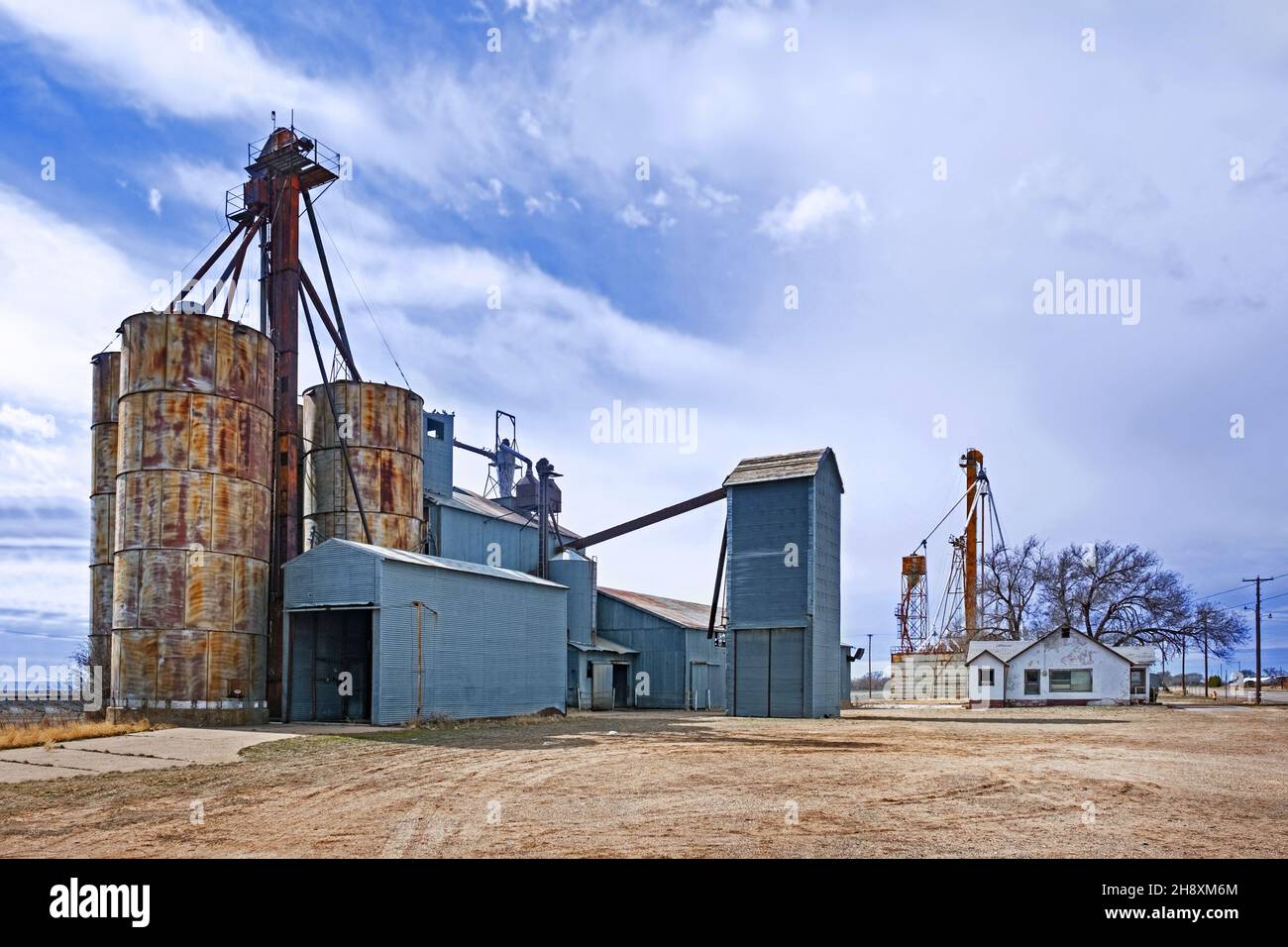 Silos verbunden mit einem Getreideaufzug auf einem Bauernhof in der Nähe des Dorfes Melrose in Curry County, New Mexico, USA / USA Stockfoto