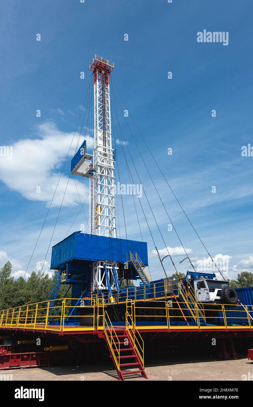 Mobiles Bohrgerät aus nächster Nähe. Bohren und Service von Öl- und Gasbrunnen Stockfoto