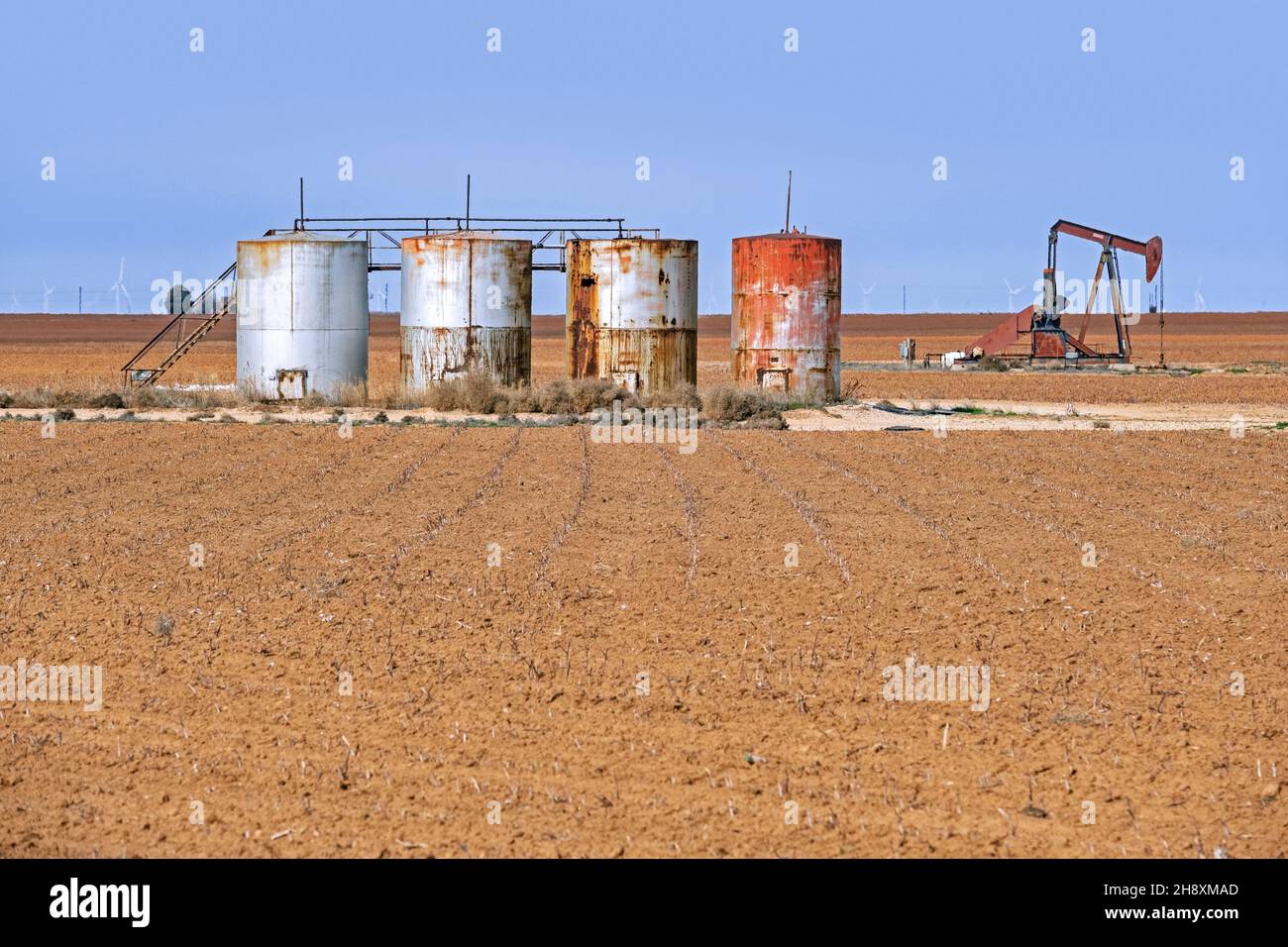 Pumpjack/Pumpjack, der an einer Onshore-Ölboolanlage in Texas, USA/USA, betrieben wird Stockfoto