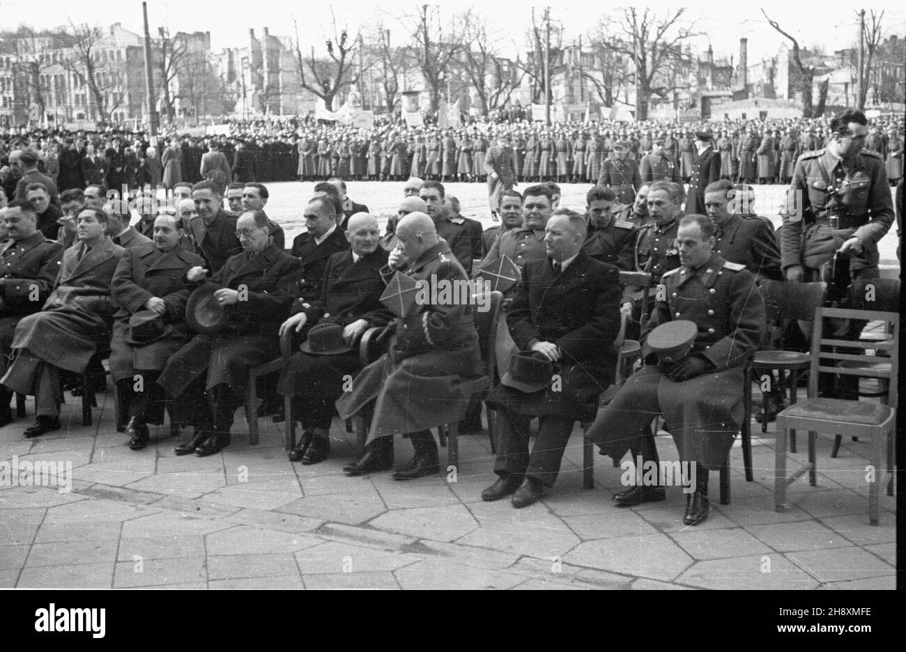 Gdañsk, 1946-04-07. Œwiêto oswobodzenia Wybrze¿a i odzyskania Ziem Zachodnich obchodzono pod has³em: Trzymamy stra¿ nad Odr¹. NZ. Msza przed Bram¹ Wy¿ynn¹. W uroczystoœci udzia³ wziêli wysocy przedstawiciele w³adz pañstwowych: z-ca prezydenta KRN Stanis³aw Szwalbe (4P), Minister administracji publicznej W³adys³aw Kiernik (5P), gen. broni Karol Œwierczewski (3P) II wiceminister obrony narodowej, oraz w³adz lokalnych: Ratomski przewodnicz¹cy WRN i Stanis³aw Zra³ek wojewoda gdañski. uu Miko³aj Sprudin PAP Danzig, 7. April 1946. Feierlichkeiten anlässlich der Befreiung der Küste und des westlichen Territori Stockfoto