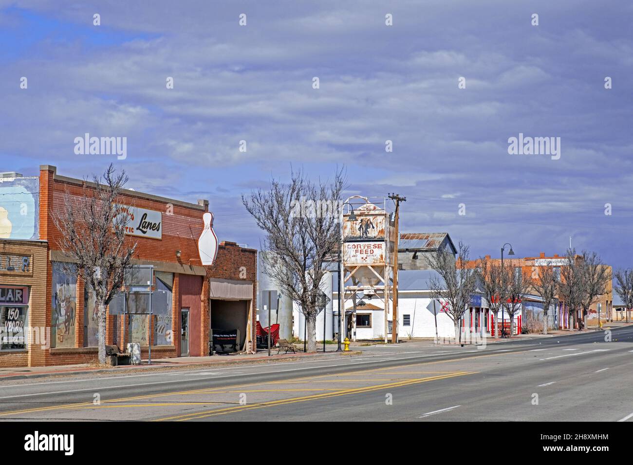 Geschäfte entlang der US Route 84 / US 84 im Dorf Fort Sumner, De Baca County, New Mexico, USA / USA Stockfoto