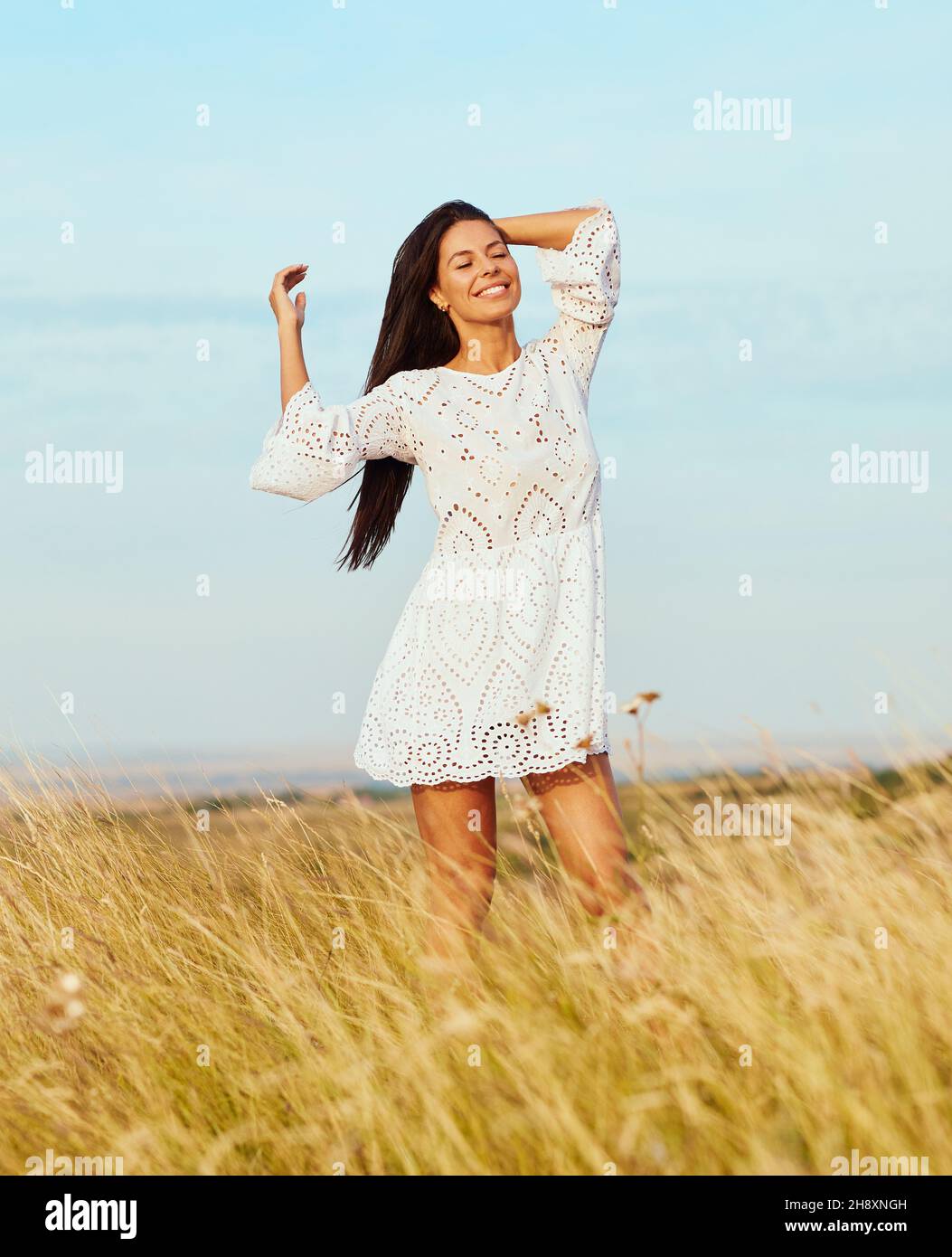 Outdoor Frau Porträt junge Erwachsene weiblich schöne Mädchen Lifestyle Schönheit glücklich attraktive Sommer hübsch Stockfoto
