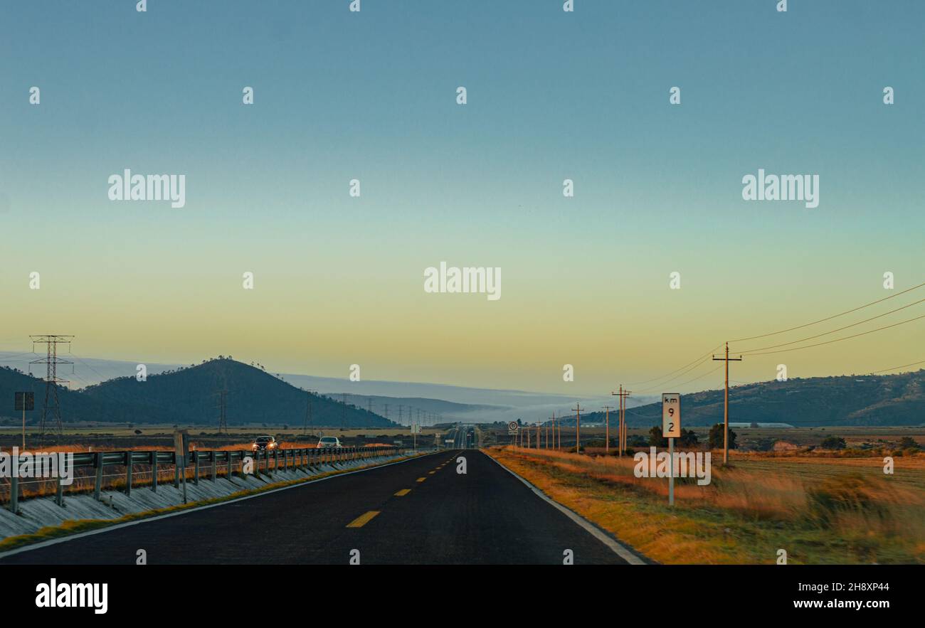 Sonnenaufgang im Bundesstaat Puebla, mexikanische Autobahnen und ihre Sonnenaufgänge Stockfoto