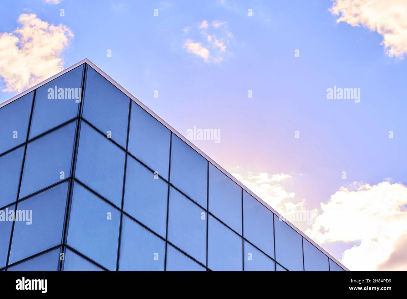 Lutsk, Ukraine - Mai 22,2020: Geschäftshaus mit Glasfassadenverkleidung oder Paneelfenstern. Einzelhandelsgebäude mit verglasten Vorhängen am Himmel Stockfoto