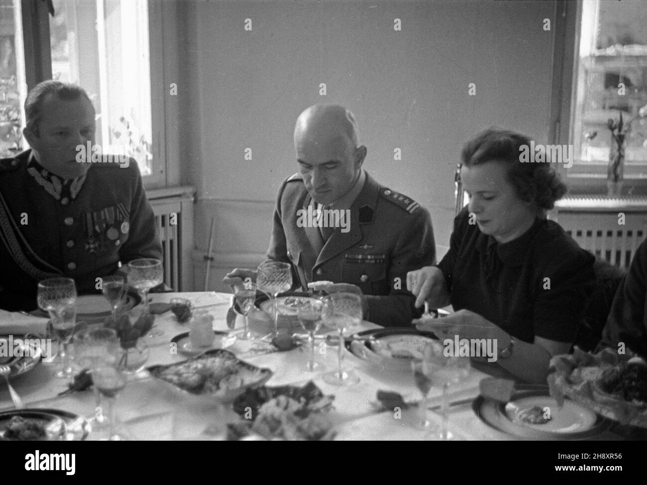 Niemcy, Berlin, 1946-04-29. Marsza³ek Micha³ Rola-¯ymierski (L) na obiedzie w siedzibie Polskiej Misji Wojskowej przy Sojuszniczej Radzie Kontroli. ps/pp PAP/Karol Szczeciñski Deutschland, Berlin, 29. April 1946. Marschall Michal Rola-Zymierski (links) beim Abendessen auf dem Sitz der polnischen Militärmission im alliierten Kontrollrat. ps/pp PAP/Karol Szczecinski Stockfoto