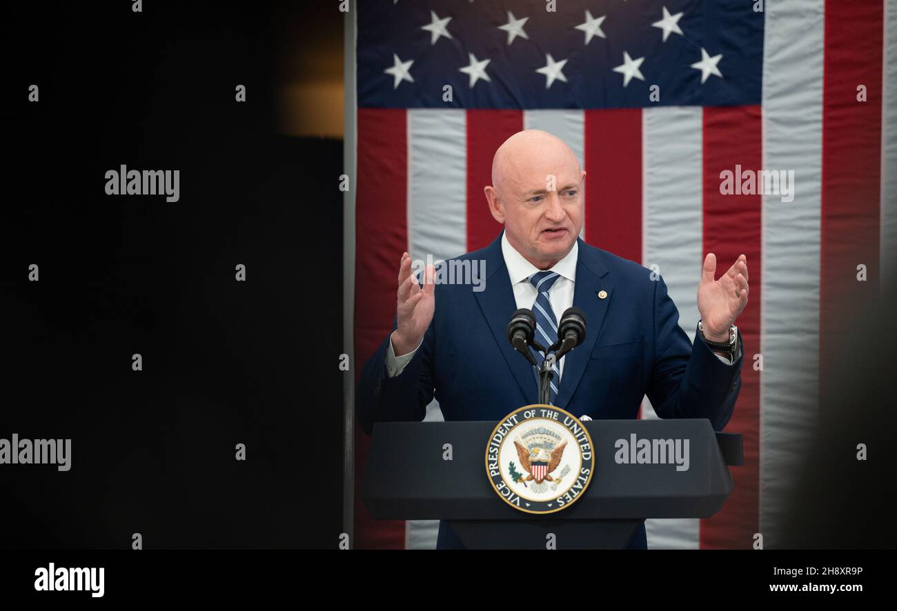 Washington, Vereinigte Staaten Von Amerika. 01st Dez 2021. Washington, Vereinigte Staaten von Amerika. 01. Dezember 2021. US-Senator und ehemaliger Astronaut Mark Kelly stellt Vizepräsidentin Kamala Harris beim ersten Treffen des National Space Council am United States Institute of Peace am 1. Dezember 2021 in Washington, DC vor der Rat berät den Präsidenten hinsichtlich der nationalen Raumfahrtpolitik und -Strategie. Quelle: Joel Kowsky/NASA/Alamy Live News Stockfoto