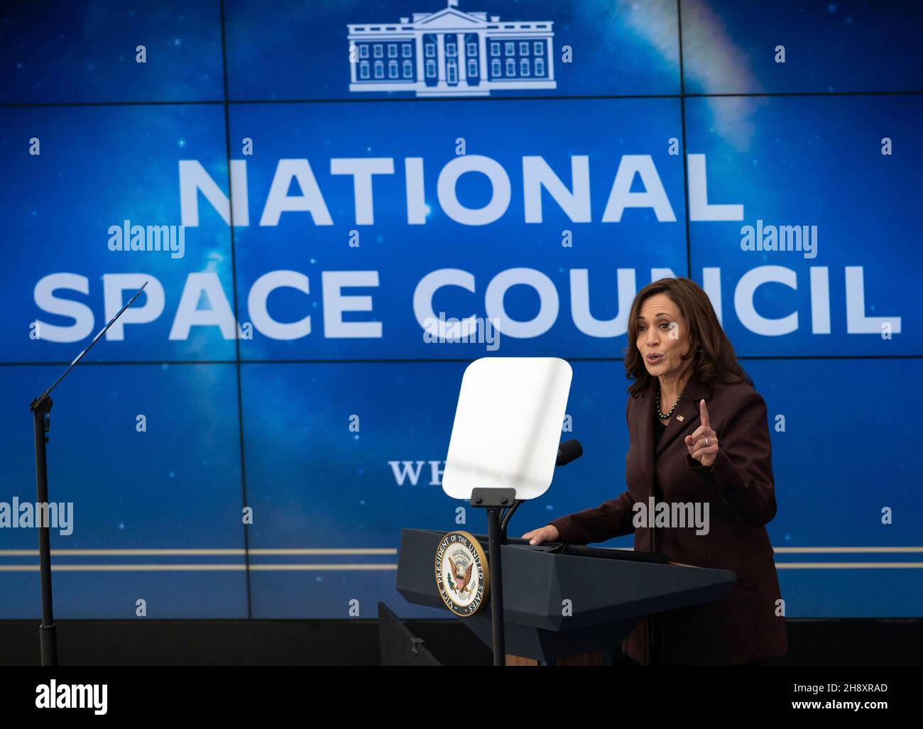 Washington, Vereinigte Staaten Von Amerika. 01st Dez 2021. Washington, Vereinigte Staaten von Amerika. 01. Dezember 2021. US-Vizepräsidentin Kamala Harris gibt Eröffnungsansprache beim ersten Treffen des National Space Council am 1. Dezember 2021 im United States Institute of Peace in Washington, DC der rat berät den Präsidenten hinsichtlich der nationalen Raumfahrtpolitik und -Strategie. Quelle: Joel Kowsky/NASA/Alamy Live News Stockfoto