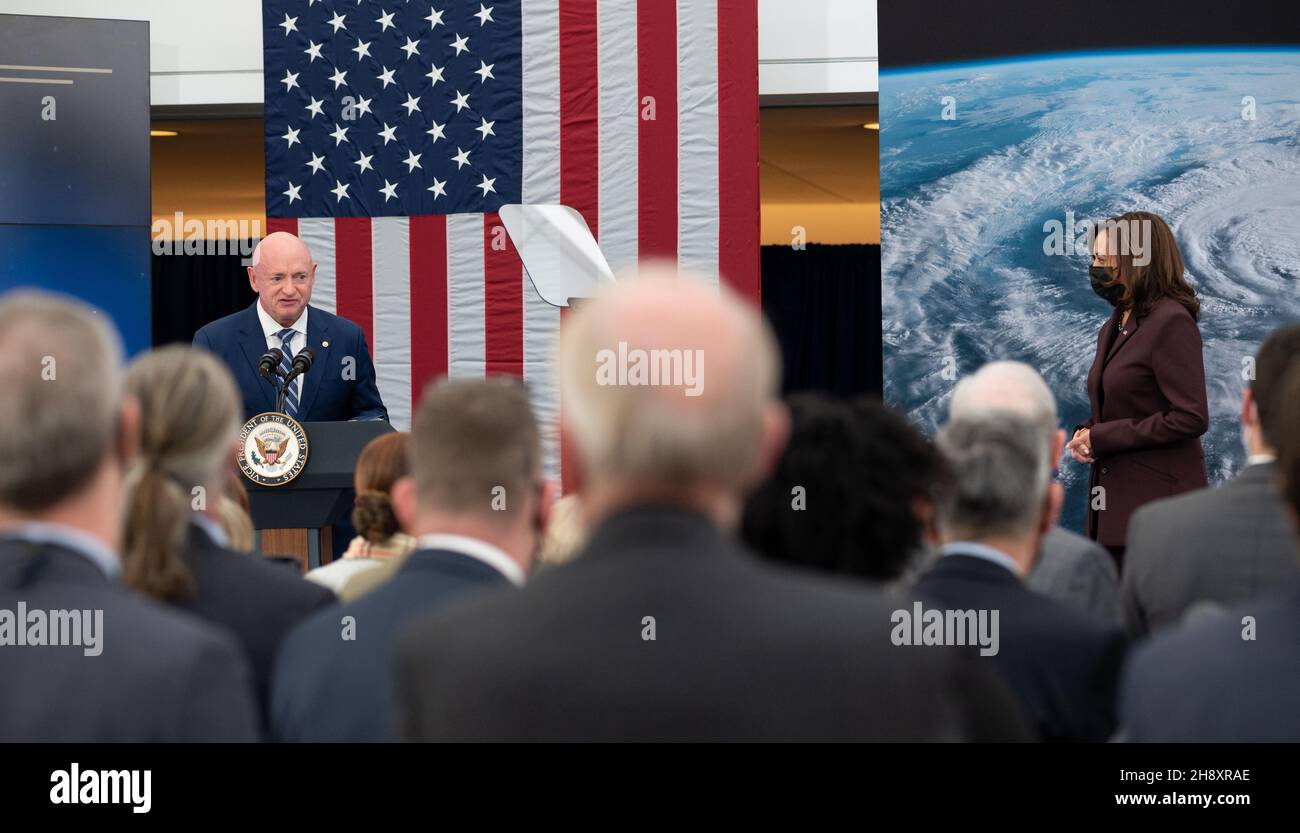 Washington, Vereinigte Staaten Von Amerika. 01st Dez 2021. Washington, Vereinigte Staaten von Amerika. 01. Dezember 2021. US-Senator und ehemaliger Astronaut Mark Kelly stellt Vizepräsidentin Kamala Harris beim ersten Treffen des National Space Council am United States Institute of Peace am 1. Dezember 2021 in Washington, DC vor der Rat berät den Präsidenten hinsichtlich der nationalen Raumfahrtpolitik und -Strategie. Quelle: Joel Kowsky/NASA/Alamy Live News Stockfoto