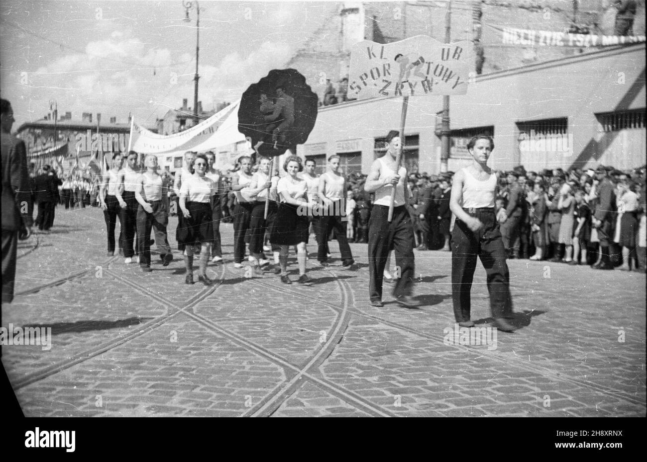 Warszawa, 1946-05-01. Pochód 1 Maja na ulicy Marsza³kowskiej - cz³onkowie Klubu Sportowego Zryw. ps/pp PAP/Jerzy Baranowski Warschau, 1. Mai 1946. Mai-marsch auf der Marszalkowska-Straße - Mitglieder des Sportvereins Zryw. ps/pp PAP/Jerzy Baranowski Stockfoto