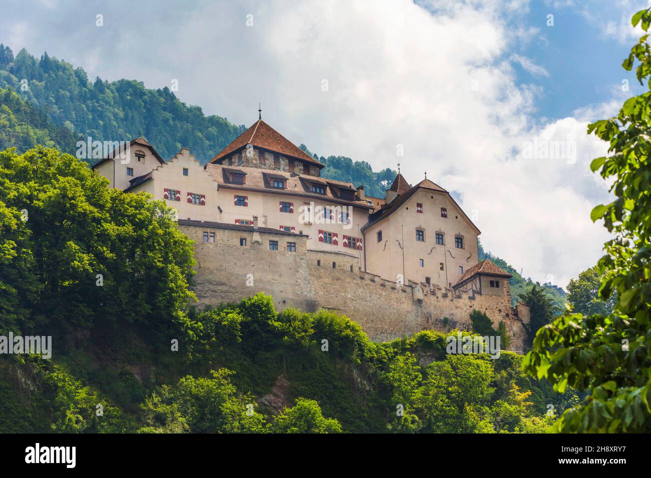 Vaduz, Liechtenstein. Schloss Vaduz. Das Schloss von Vaduz. Offizielle Residenz des Fürsten von Liechtenstein. Die Fürstenfamilie von Liechtenstein b Stockfoto