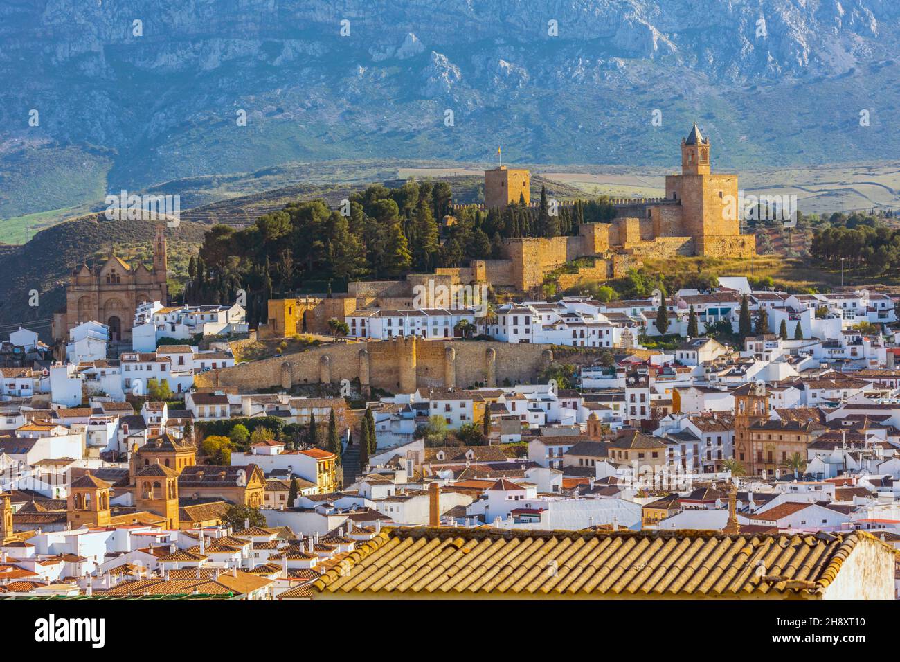 Antequera, Provinz Malaga, Andalusien, Südspanien. Blick über die Stadt vom Hügel Vera Cruz bis zur Alcazaba (Zitadelle oder Burg). Stockfoto