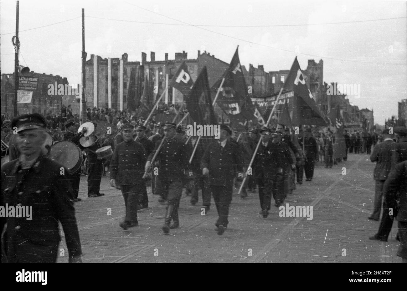 Warszawa, 1946-05-01. Pochód 1 Maja na ulicy Marsza³kowskiej. Maszeruj¹ kolejarze. ps/pp PAP/Jerzy Baranowski Warschau, 1. Mai 1946. 1. Mai-marsch auf der Marszalkowska-Straße. Eisenbahner marschieren. ps/pp PAP/Jerzy Baranowski Stockfoto