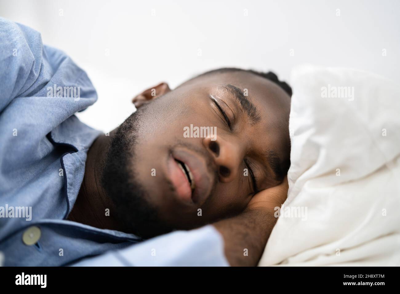 Afroamerikanischer Mann Mit Schlafapnoe Schnarchen Stockfoto