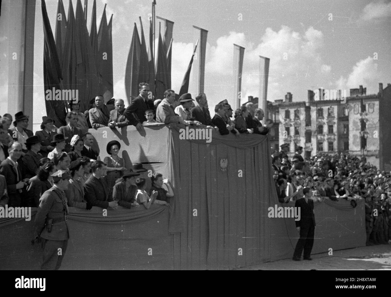 Warszawa, 1946-05-01. Pochód 1 Maja na ul. Marsza³kowskiej. Na trybunie honorowej stoj¹ (od lewej): Antoni Korzycki, sekretarz generalny Stronnictwa Ludowego, Koz³owska, genera³ Marian Spychalski, Stanis³aw Janusz, prezes Zwi¹zku Samopomocy Ch³opskiej, Stanis³aw To³wiñski, prezydent Warszawy, genera³ Stanis³aw Zawadzki, Wis³a Pankiewicz-Morawska, Józef Cyrankiewicz, sekretarz generalny Polskiej Partii Socjalistycznej i Jakub Berman, cz³onek Komitetu Centralnego Polskiej Partii Robotniczej. ps/pp PAP/Jerzy Baranowski Warschau, 1. Mai 1946. Die Parade am 1. Mai in der Marszalkowska Straße. Auf dem Stockfoto