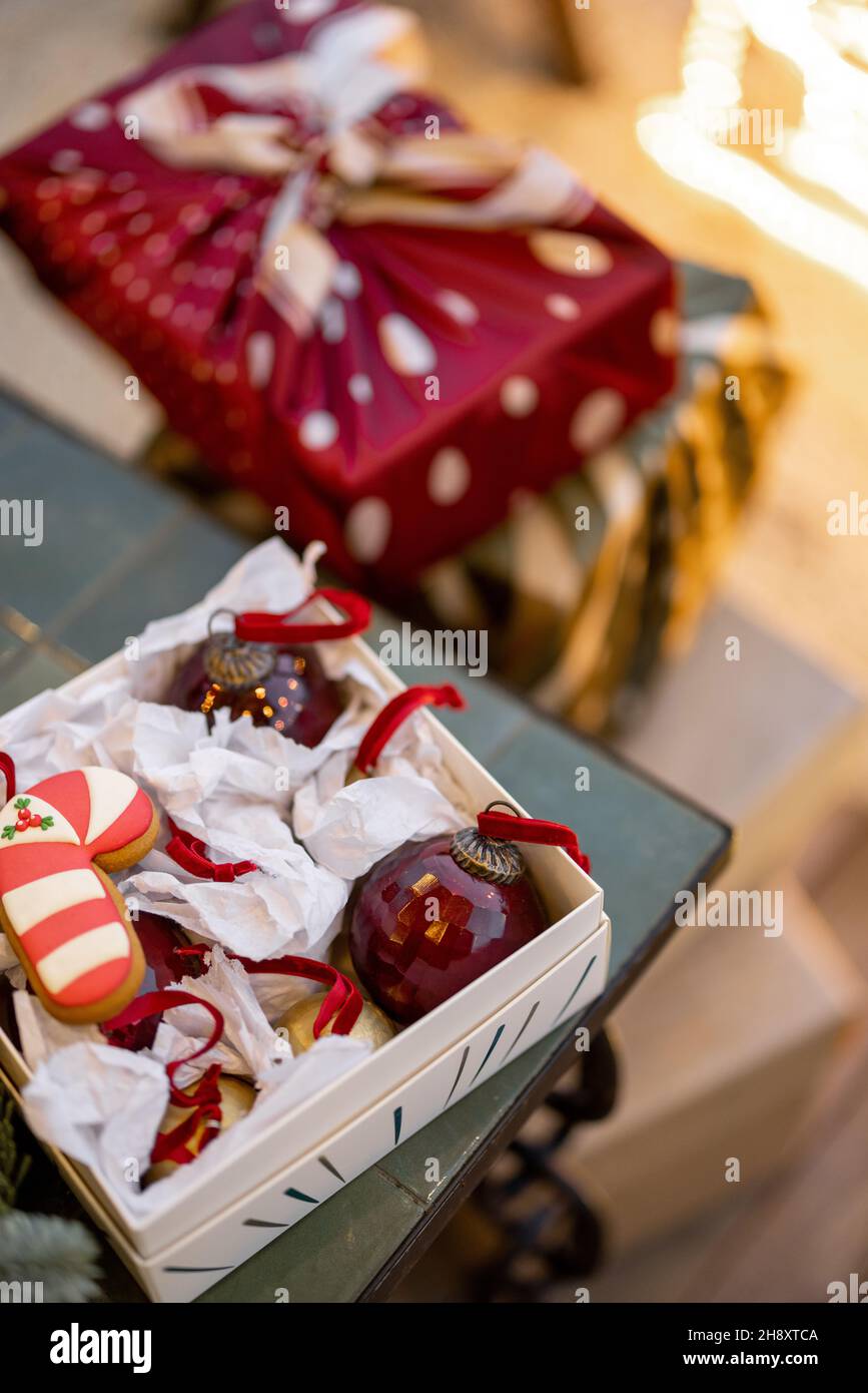 Schöne Weihnachtsartikel in Geschenkbox auf dem Tisch im Freien Stockfoto