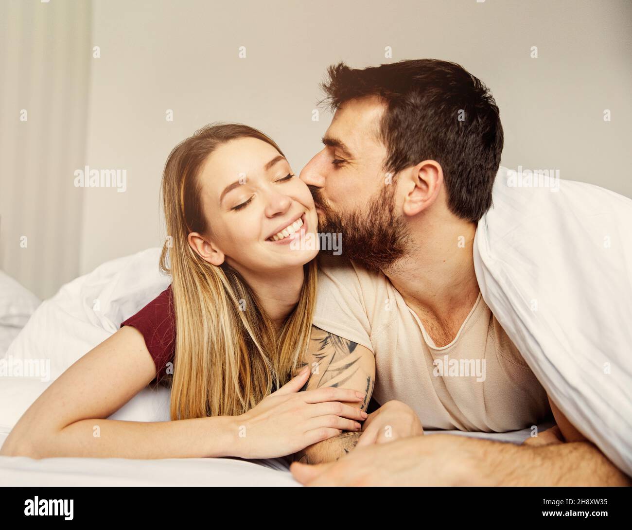 Paar Liebe Schlafzimmer Bett liegen Romantik glücklich Beziehung valentinstag zusammen Mann Frau Stockfoto