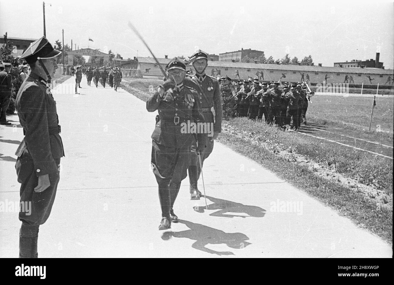 Sieradz, 1946-05. Uroczystoœæ promocji w Oficerskiej Szkole £¹cznoœci, uczestniczyli w niej m.in.: gen. broni Karol Œwierczewski, gen. Brygady Œwietlicki, gen. Juryn, gen. Boles³aw Zarako-Zarakowski. Rolê gospodarza pe³ni³ wojewoda ³ódzki Jan D¹b-Kocio³. NZ. Defilada koñcz¹ca uroczystoœæ, z lewej orkiestra wojskowa. mw PAP Dok³adny dzieñ wydarzenia nieustalony. Sieradz, Mai 1946. Beförderungszeremonien an der Signal School der Offiziere. In Anwesenheit von Generalleutnant Karol Swierczewski, Brigadier-General Swietlicki, General Juryn, General Boleslaw Zarako-Zarakowski. Die Feierlichkeiten fanden statt Stockfoto