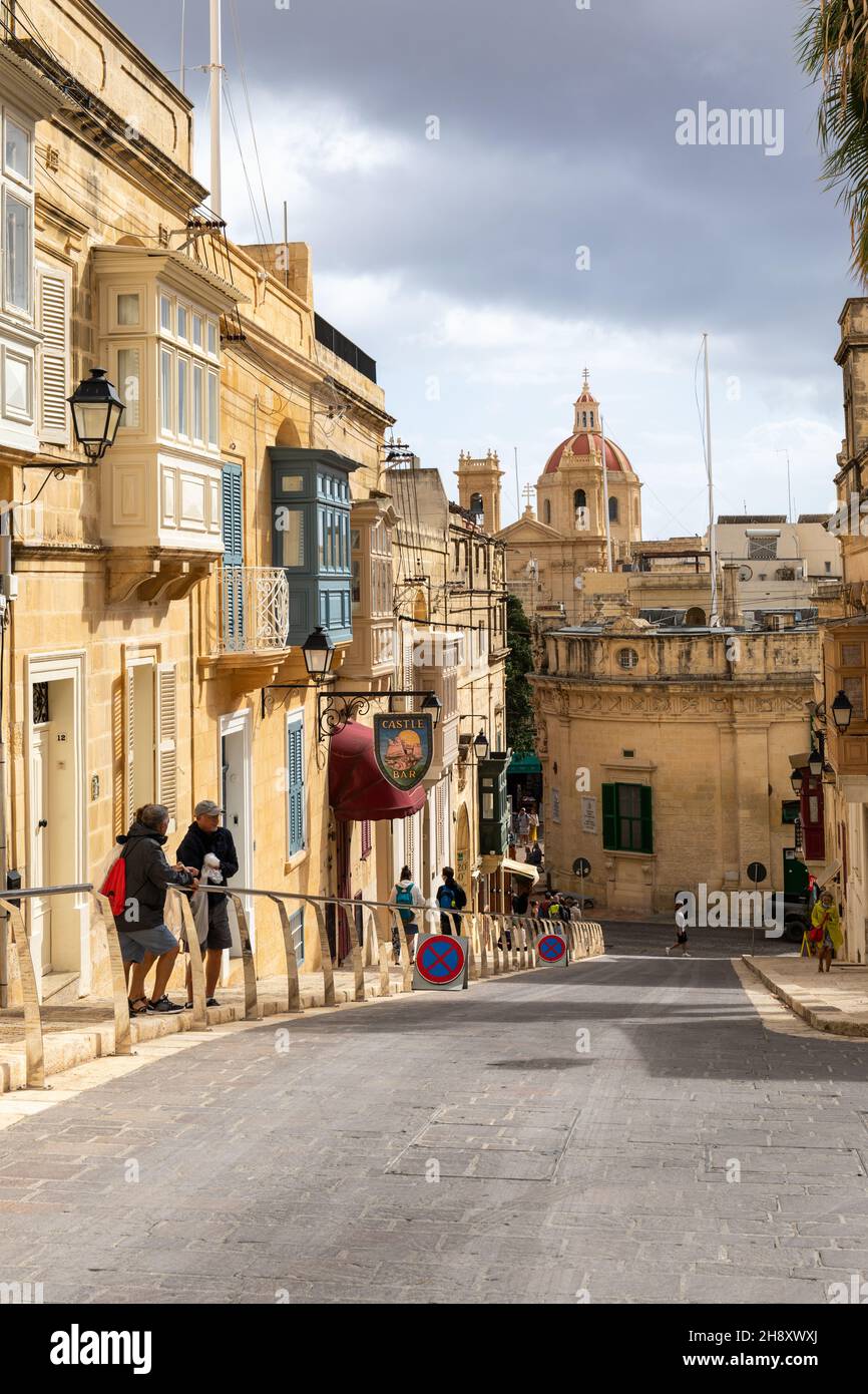 Castle Hill mit der Castle Bar und dem Café, das zur Zitadelle von Victoria / Rabat, Gozo, Malta, Europa führt. Stockfoto