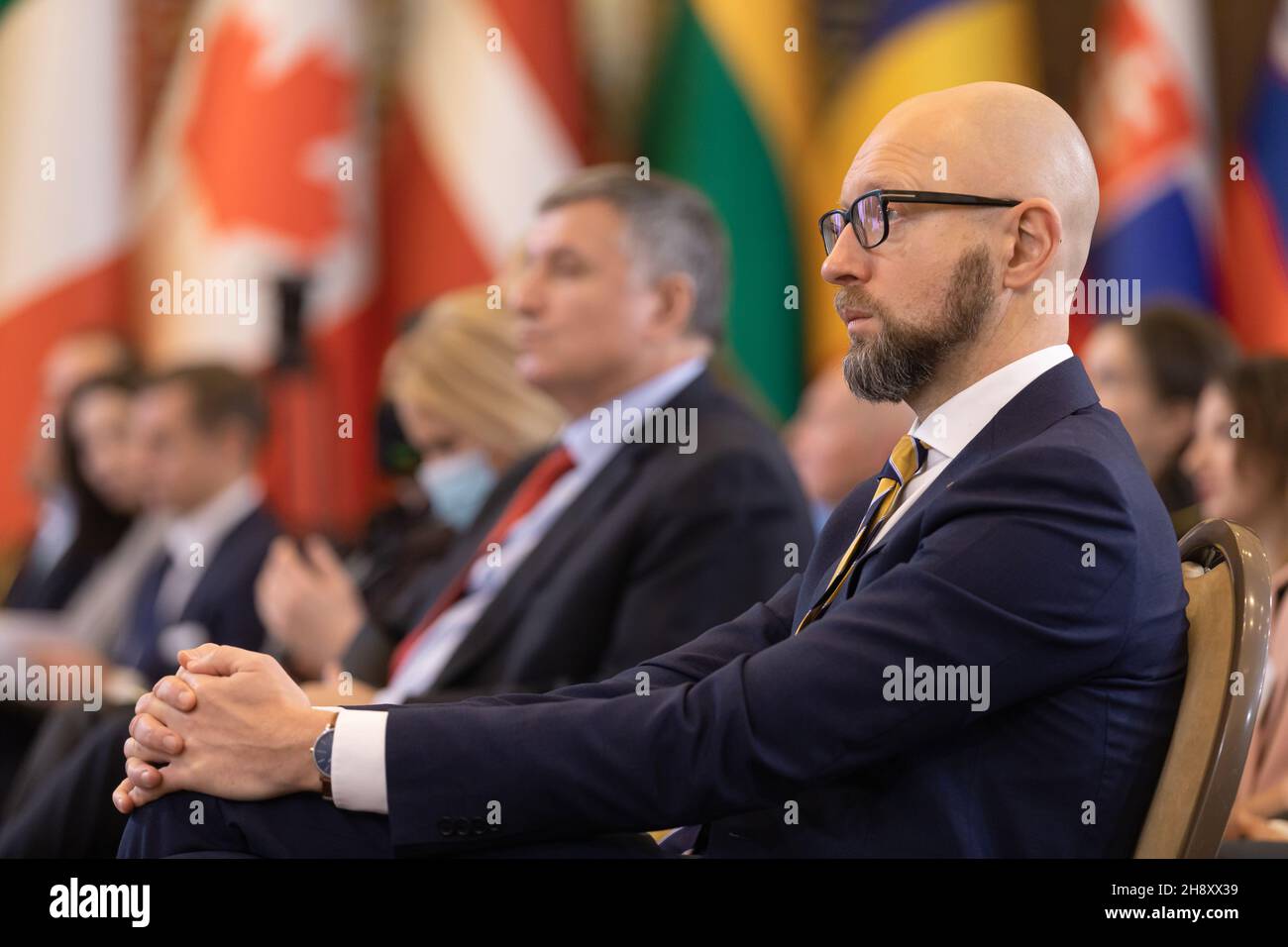 KIEW, UKRAINE - 27. November 2021: Arsenij Jazenjuk während des Kiewer Sicherheitsforums. Das wichtigste internationale Forum der Ukraine, um die Themen Krieg und Frieden, nationale und internationale Sicherheit zu diskutieren. Stockfoto