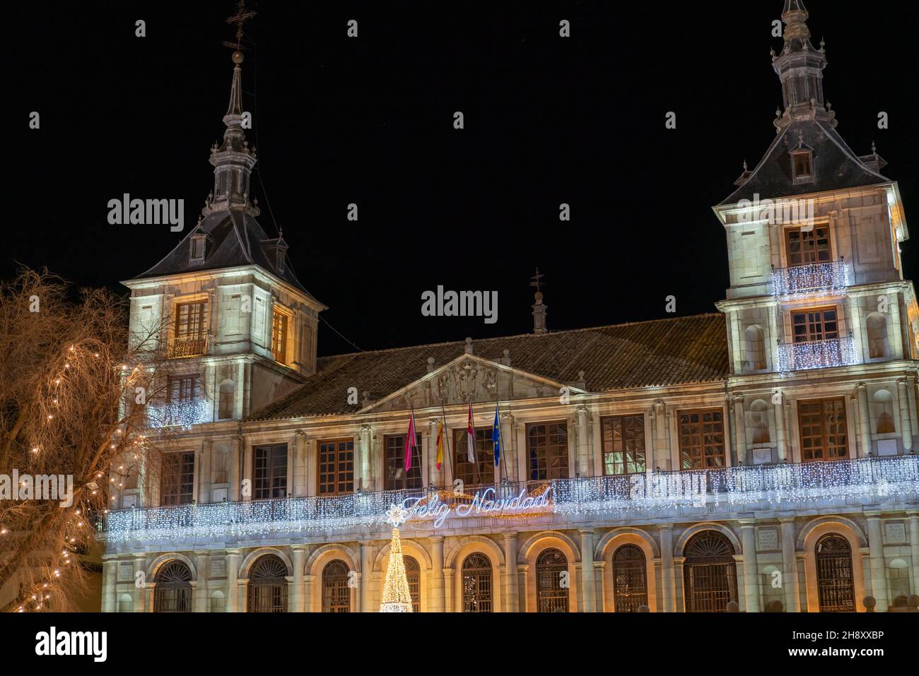 Schöne Aussicht auf das Rathaus von Toledo mit Weihnachtsschmuck, Spanien Stockfoto