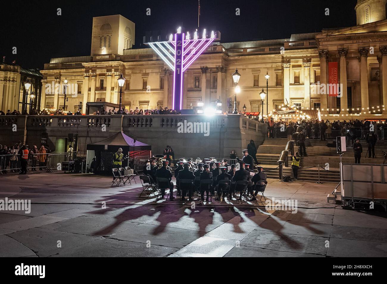London, Großbritannien. 2nd Dez 2021. Die Blaskapelle spielt traditionelle Weihnachtslieder kurz vor der jährlichen Beleuchtung des Trafalgar Square Weihnachtsbaums. Ein Geschenk der norwegischen Bevölkerung seit 1947 als Dank für die Unterstützung der BritainÕs während des Zweiten Weltkriegs wird die 20 Meter lange norwegische Fichte aus den Wäldern um Oslo ausgewählt und ist 70-80 Jahre alt. Kredit: Guy Corbishley/Alamy Live Nachrichten Stockfoto London, Großbritannien. 2nd Dez 2021. Die Blaskapelle spielt traditionelle Weihnachtslieder kurz vor der jährlichen Beleuchtung des Trafalgar Square Weihnachtsbaums. Ein Geschenk der norwegischen Bevölkerung seit 1947 als Dank für die Unterstützung der BritainÕs während des Zweiten Weltkriegs wird die 20 Meter lange norwegische Fichte aus den Wäldern um Oslo ausgewählt und ist 70-80 Jahre alt. Kredit: Guy Corbishley/Alamy Live Nachrichten Stockfoto