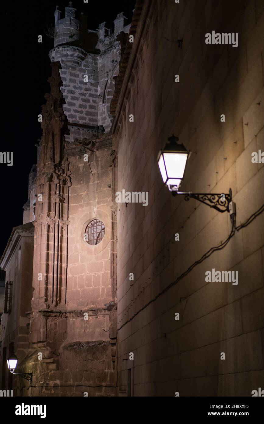 Schöne Nachtansicht der beleuchteten Straßen des Stadtzentrums in Toledo, Spanien Stockfoto