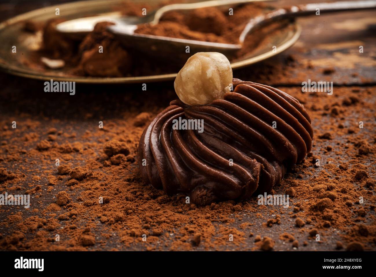 Belgische Schokolade über einem Holztisch Stockfoto