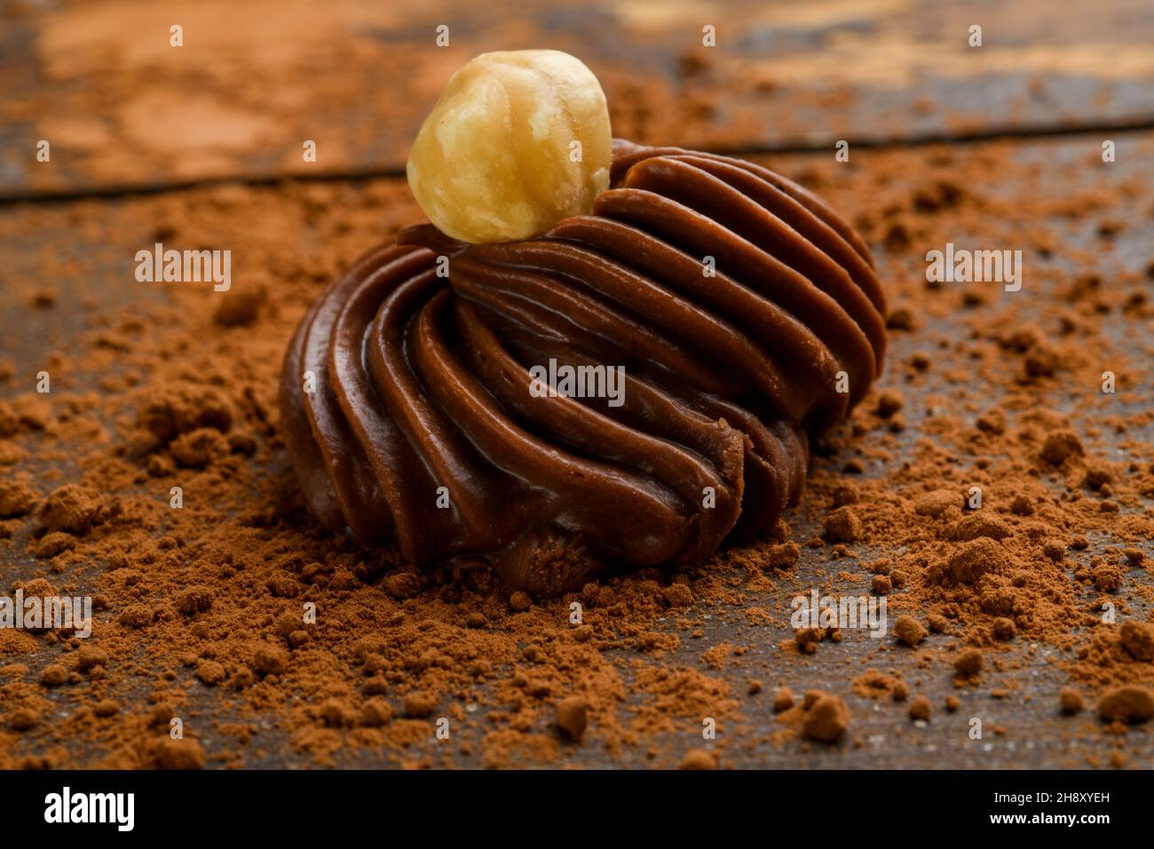 Belgische Schokolade über einem Holztisch Stockfoto