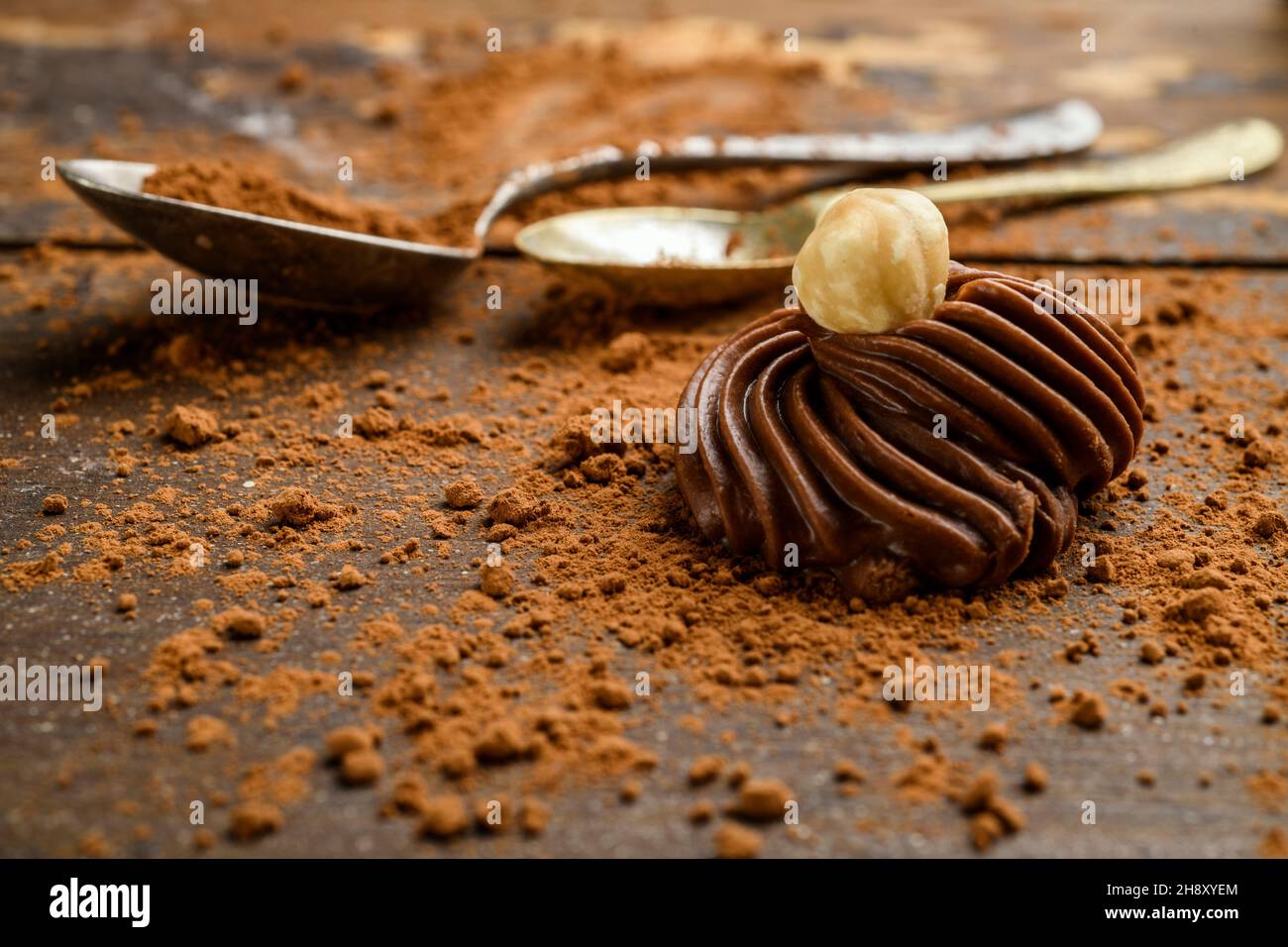 Belgische Schokolade über einem Holztisch Stockfoto