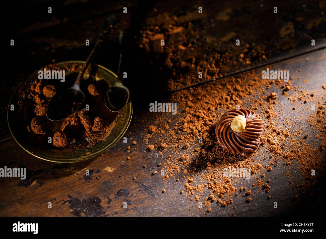 Belgische Schokolade über einem Holztisch Stockfoto