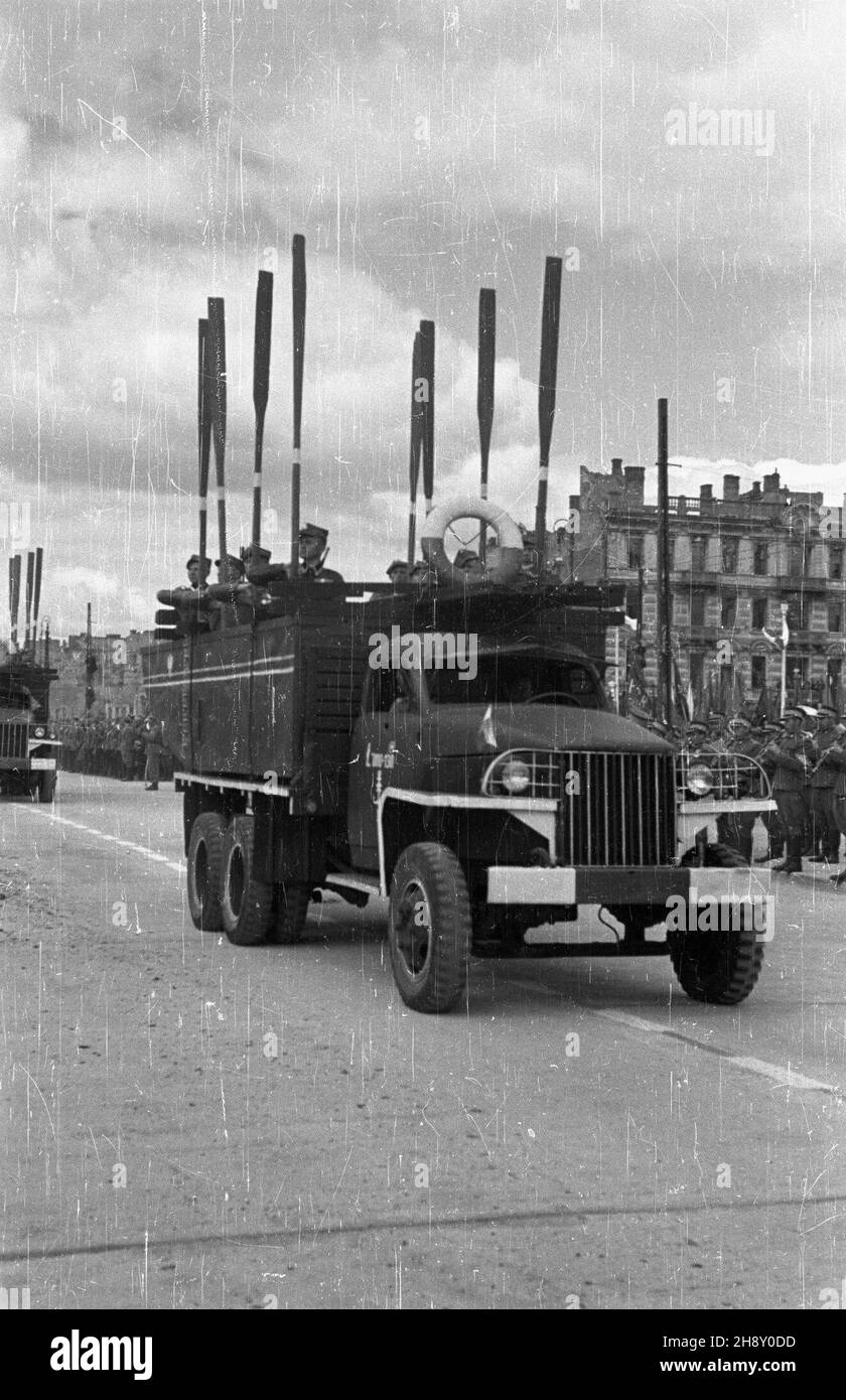 Warszawa, 1946-05-09. Obchody pierwszej rocznicy zakoñczenia II wojny œwiatowej. Defilada wojskowa na Placu Zwyciêstwa (od 1990 plac Pi³sudskiego). po/ms PAP/Stanis³aw D¹browiecki Warschau, 9. Mai 1946. Zeremonien zum 1st. Jahrestag des Endes des Zweiten Weltkriegs Im Bild: Militärparade auf dem Zwyciestwa-Platz (seit 1990 Pilsudski-Platz). po/ms PAP/Stanislaw Dabrowiecki Stockfoto